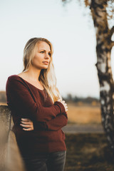 Blonde Frau genießt den Herbst