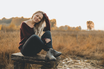 Blonde Frau genießt den Herbst