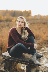 Blonde Frau genießt den Herbst
