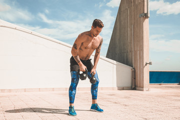 Personal trainer italiano che effettua dimostrazioni visive dei suoi allenamenti, eseguite a corpo...
