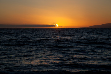 atardecer sobre el mar