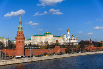 Obraz premium Moscow Kremlin in winter. Panoramic view of the famous Moscow Kremlin. The Kremlin is the main tourist attraction in Moscow and Russia.