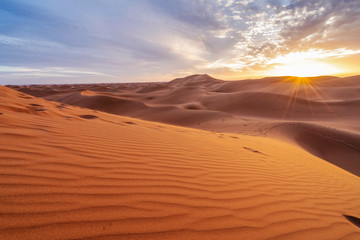Obraz na płótnie Canvas Beautiful sunset over sand dunes of Sahara Desert, Africa