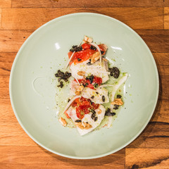 Ensalada de bacalao confitado, con tomate, cebolla y nueces