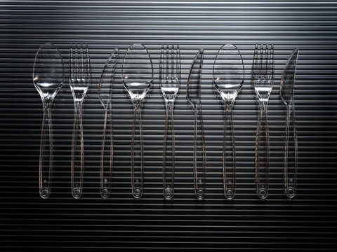 Sfondo con posate in plastica trasparente