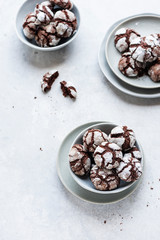 crinkle cookies in icing sugar