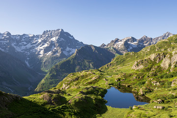 Fototapeta na wymiar Le Sirac (3441m) et le lac du Lauzon (2008m), la Chapelle-en-Valgaudemar, Parc national des Ecrins, Hautes-Alpes, France