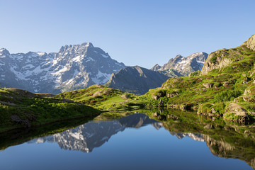 Fototapeta na wymiar Reflet du Sirac (3441m) sur le lac du Lauzon (2008m), la Chapelle-en-Valgaudemar, Parc national des Ecrins, Hautes-Alpes, France