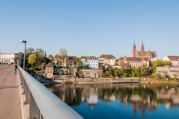 Obraz premium Basel, Münster, Kirche, Pfalz, Rhein, Rheinufer, Stadt, Altstadt, Altstadthäuser, Grossbasel, Kleinbasel, Wettsteinbrücke, Frühling, Rheinschifffahrt, Fähre, Schweiz
