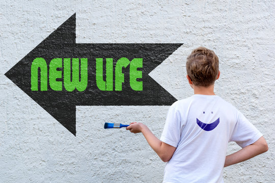 Kind mit einem Pinsel vor einer weißen Hauswand mit schwarzen Pfeil und dem grünen Text NEW LIFE