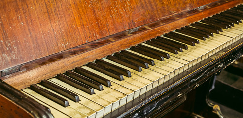 Fototapeta na wymiar view of the antique piano keys