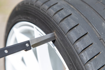 Messer steckt in einem Autoreifen sharp knife is stuck in a car tire