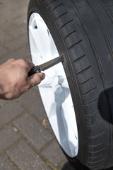 Reifen mit scharfen Messer durchstechen einstechen