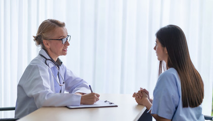 Obraz premium Female doctor talking with woman patient
