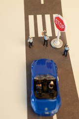 posto di blocco con polizia in miniatura