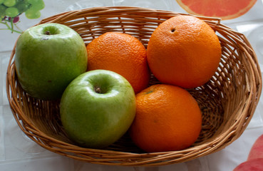 Fruta en una cesta artesanal de paja