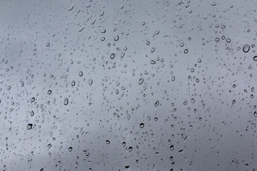 Gotas de lluvia sobre cristal en un dia nublado