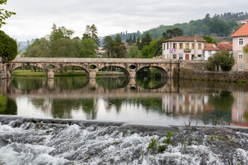 Fototapeta na wymiar Puente romano sobre rio Vez 