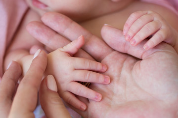 Obraz na płótnie Canvas newborn baby hand