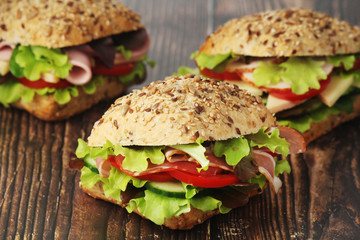 Sandwiches with whole grain bread, ham and vegetables	
