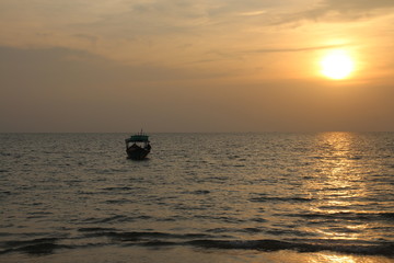 Fototapeta na wymiar Boat with sunset