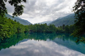 Fototapeta na wymiar mountain lake on a cloudy day