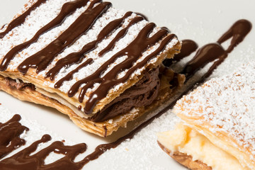 Milhojas de trufa y lágrimas de chocolate