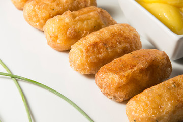 Croquetas de bacalao con allioli (ajoaceite)