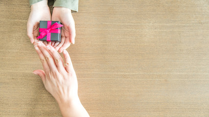 Main de femme refusant un cadeau