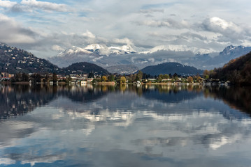 Luganosee mit Caslano und den Bergen dahinter