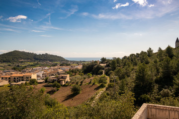 Obraz premium Blick von einem Berg über ein Dorf in Spanien