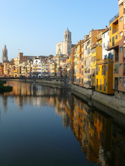 Fototapeta na wymiar Girona y el rio Onyar