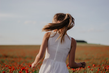 Fototapeta na wymiar young woman in a field