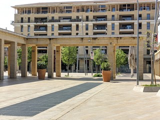 Fototapeta premium Rue de Aix en Provence avec ses battisses et maisons provençale, proche de la fontaine de la rotonde et de la place d'albertas puis cours mirabeau, bloqué par le confinement du corona virus