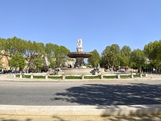 Rue de Aix en Provence avec ses battisses et maisons provençale, proche de la fontaine de la...