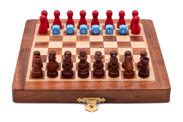 Vollständiges schwarzes Schachteam tritt gegen rote Spielfiguren und blaue Corona...