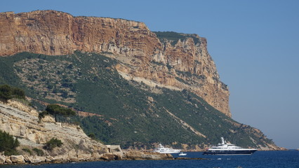 Fototapeta na wymiar Mountain, Sea, Ship, Cassis, France