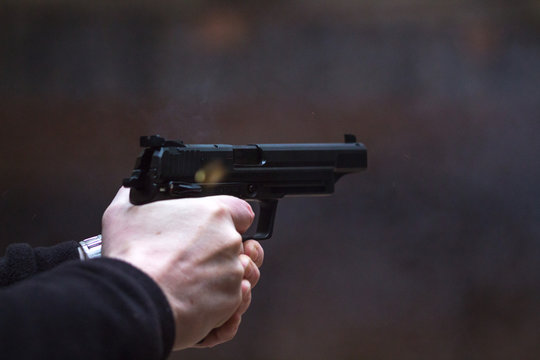 Pistole 9mm schie&szlig;t