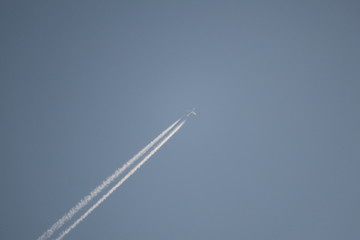 Kondensstreifen am Himmel