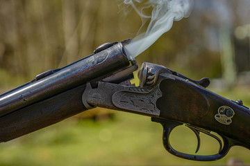 Rauchender Drilling auf der Jagd 