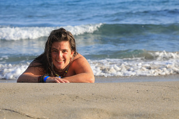 mujer joven sonriente bañandose en la playa toples almería 4M0A6280-as20