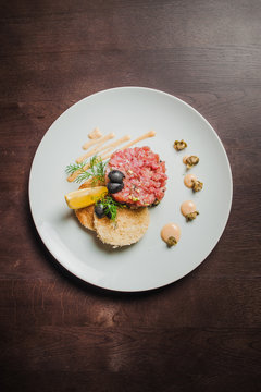 salmon tartar steak with toast