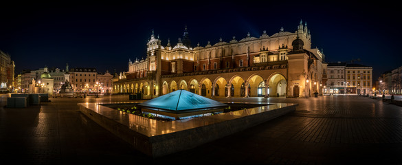 Fototapeta na wymiar Cloth Hall Sukiennice building and main square of Cracow at the night