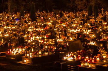 Fototapeta na wymiar Cmentarz nocą święto zmarłych
