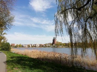 Fototapeta na wymiar Katedra nad jeziorem i park 