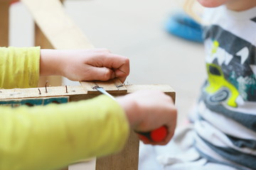 Mit Kindern Handwerken, mit Schraubenzieher Krampe entfernen