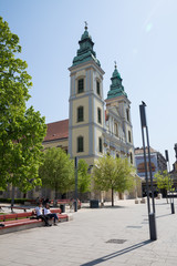 Fototapeta na wymiar Widok na fasadę starego kościoła w słoneczny dzień