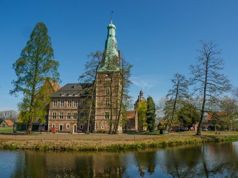 Fr&uuml;hlingserwachen am Wasserschlo&szlig; Raeesfeld