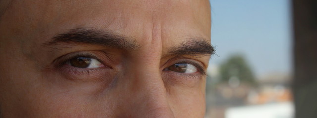 Sguardo intenso di un bell'uomo - preoccupazione