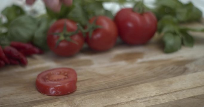 Cucinare una caprese con pomodoro, mozzarella di bufala e olio extra vergine di oliva: ricetta italiana